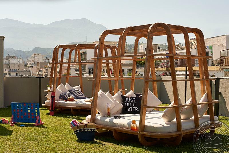 MOXY PATRA MARINA