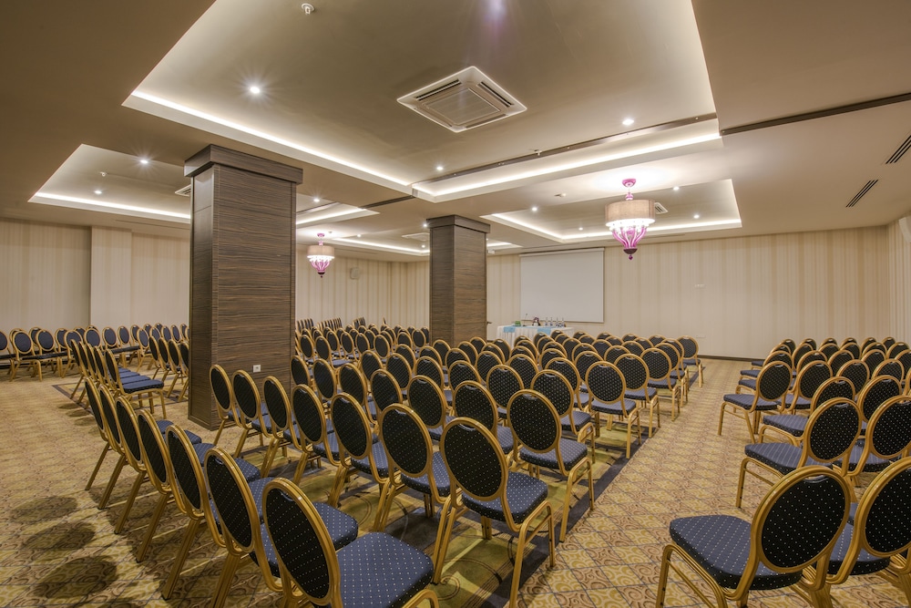 Quattro Beach Spa & Resort -