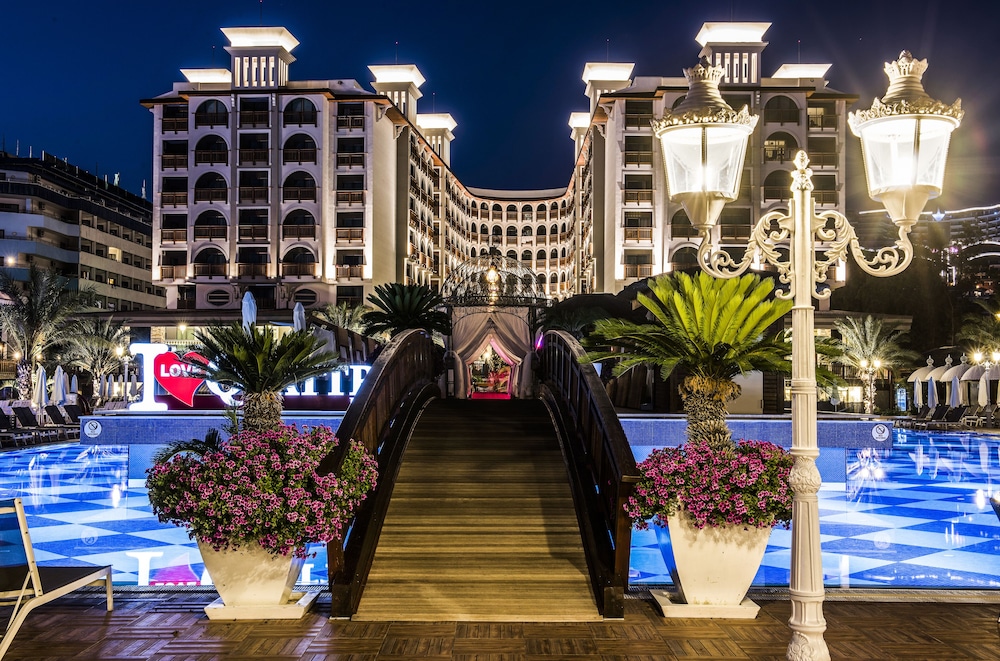 Quattro Beach Spa & Resort -