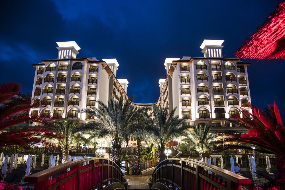 Quattro Beach Spa & Resort -