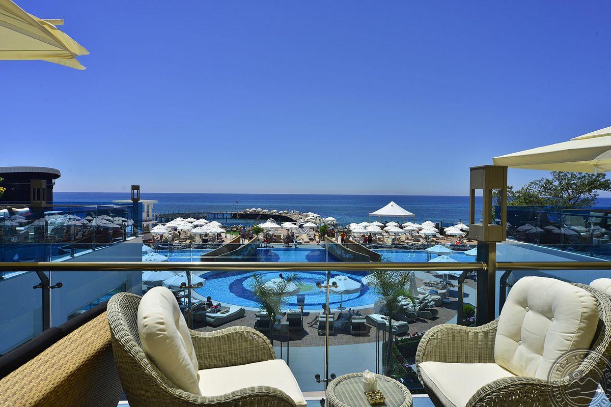 AZURA DELUXE RESORT & SPA