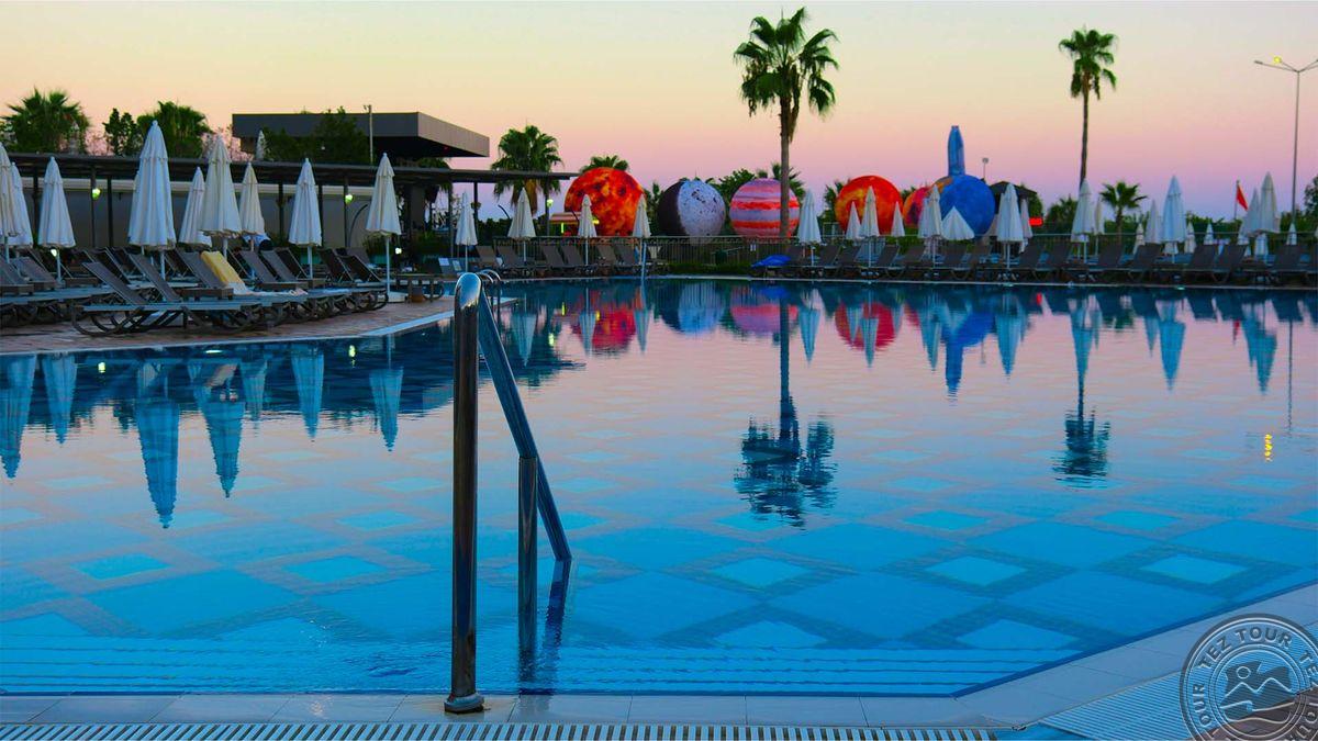 LONICERA WORLD HOTEL